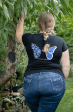 motyl cerny poza web-min